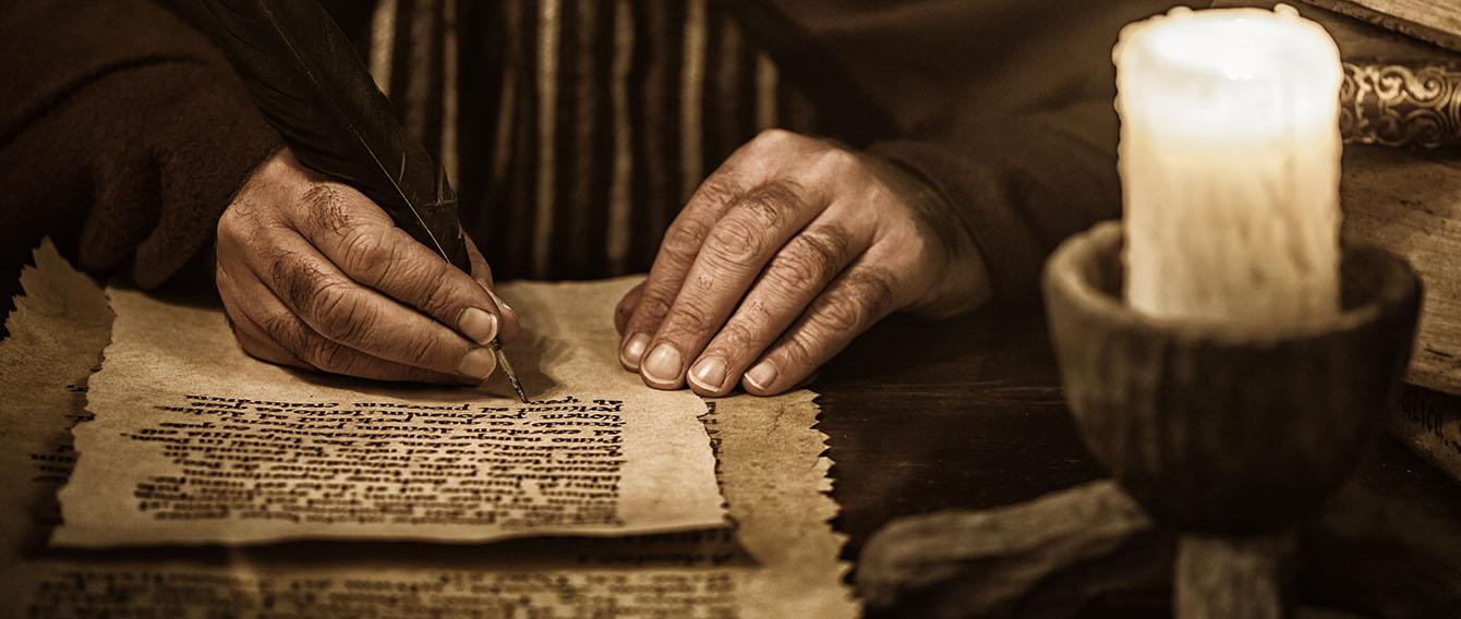 Mani che scrivono un testo antico