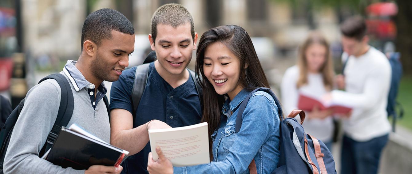 STudenti esteri che leggono un documento